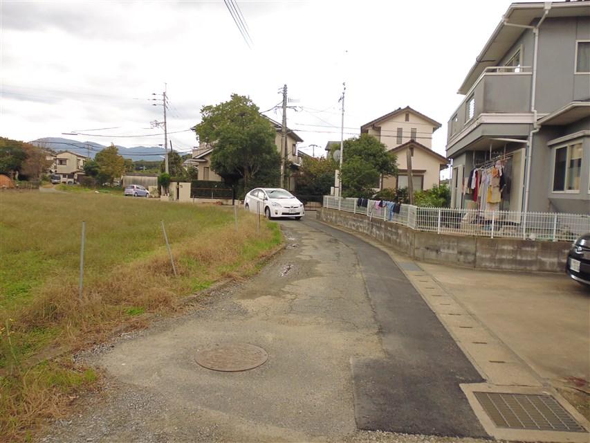 Local photos, including front road. Front road (width 4m)