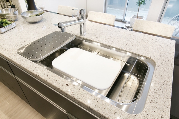 Spacious sink of about 90cm is, The excellent middle space that can be used for multi-purpose is us increase the efficiency housework!