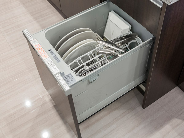 Kitchen.  [Built-in dishwasher] Beautiful fusion of the kitchen, Slim design. Out Easy because the upper car to split. Also, Powerful washed with hot water of high temperature (about 60 ℃). Firmly dried in a lot of hot air (about 80 ℃). (Same specifications)