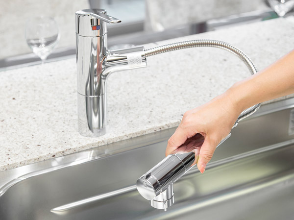 Kitchen.  [Water purifier integrated single lever mixing faucet] Single lever mixing faucet of neat form with a built-in water purifier, Very convenient to pull out the faucet part. Handy when, for example, to wash away the sink. (Same specifications)