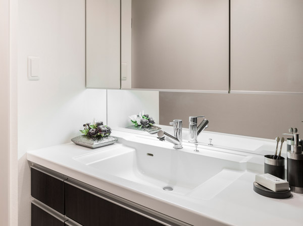 Bathing-wash room.  [Powder Room] Stylish is a counter top that combines a square bowl in a beautiful finish seamless by artificial marble integrally molded. Also, Convenient hand mirror at the time of anti-fog heaters and make-up ・ Lighting, etc., Equipped with a comfortable function.