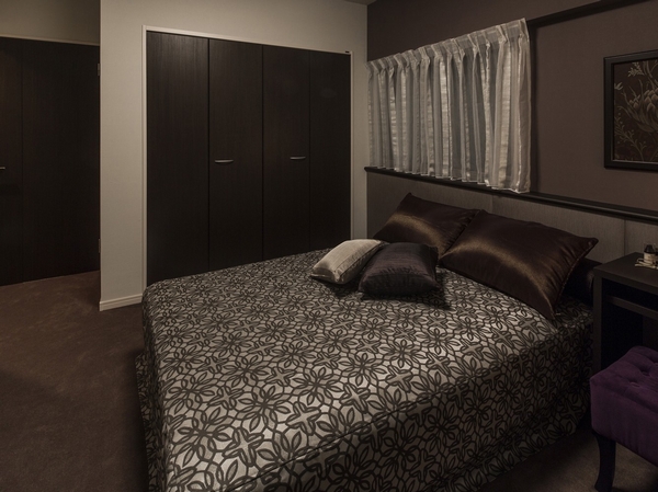 About 7.0 tatami mats in the main bedroom to spend the bedtime moments mind gently. In a two-door type that you can navigate to the changing room and hallway, Morning of dressing also smooth!
