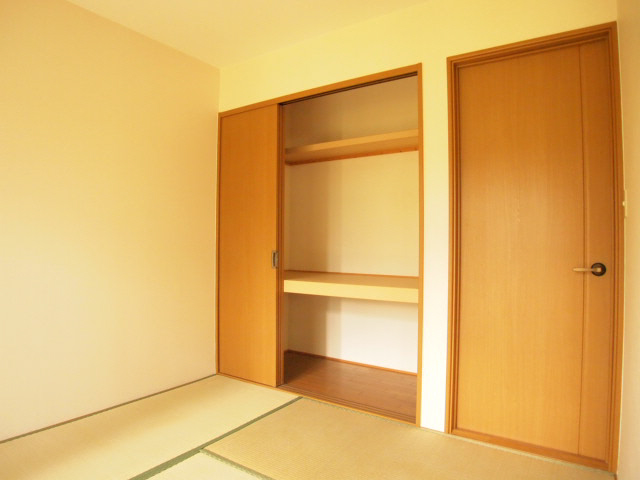 Living and room. Space calm, Fully-equipped closet of large capacity in Japanese-style room. 
