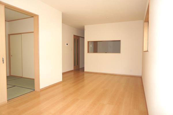 Same specifications photos (living). (Building 2) same specification