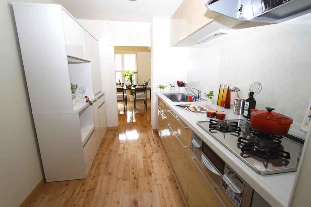 Kitchen. Bright kitchen with a window ・ Convenience good center kitchen ・ There three types of face-to-face kitchen bounce of conversation.