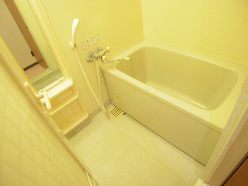 Bath. It is spacious shampoo Tanazuke bathroom. 