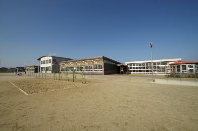 Primary school. 380m until the Dongfeng Elementary School