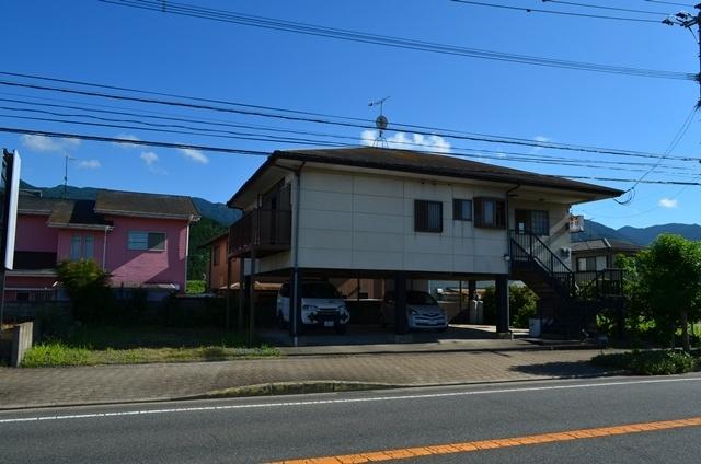 Local appearance photo. Facing the big road