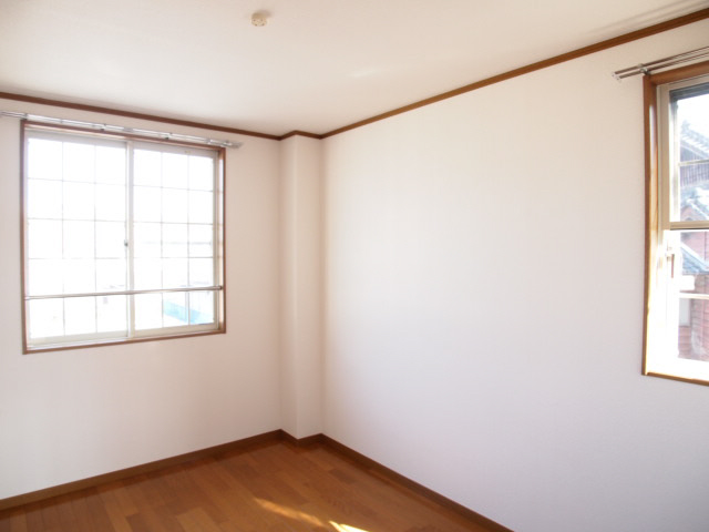 Other room space. It is a bright room with 2 Men'irodori light. 