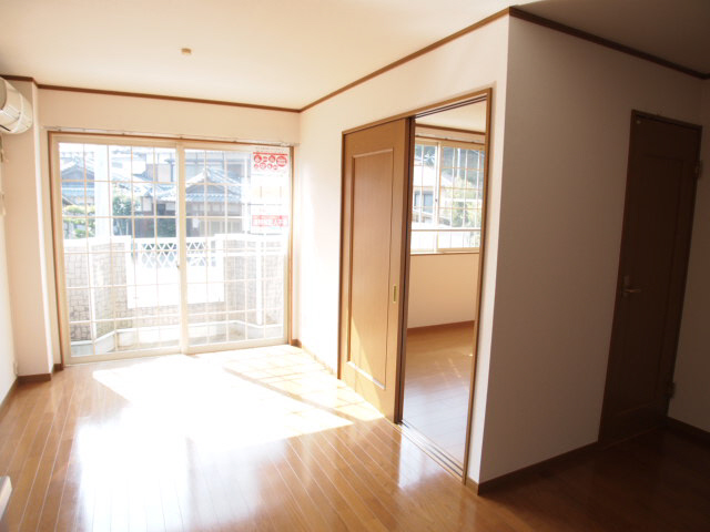 Living and room. Because the window is larger 2 Men'irodori light is bright living room. 