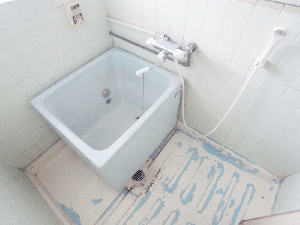 Bath. Hot water supply ・ shower ・ Thermo faucet ・ Bathroom with window