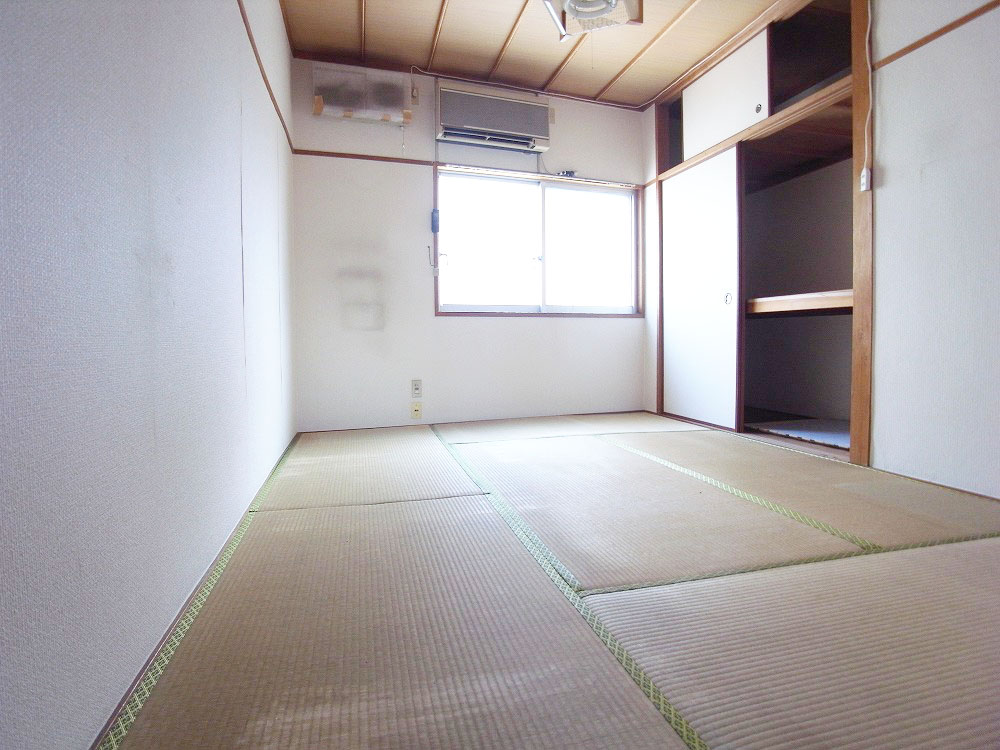 Living and room. Tatami will change with a new one!