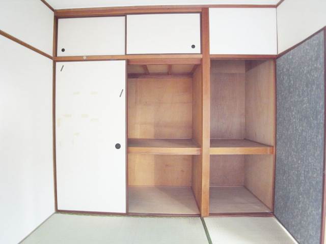 Receipt. Large capacity of storage space with the upper closet