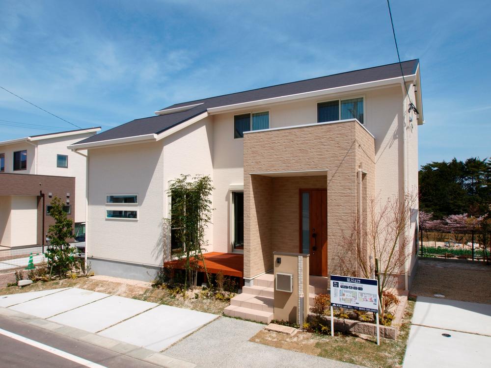 Pale color scheme is beautiful No. 32 place. Impressive slit window that also serves as an accent.