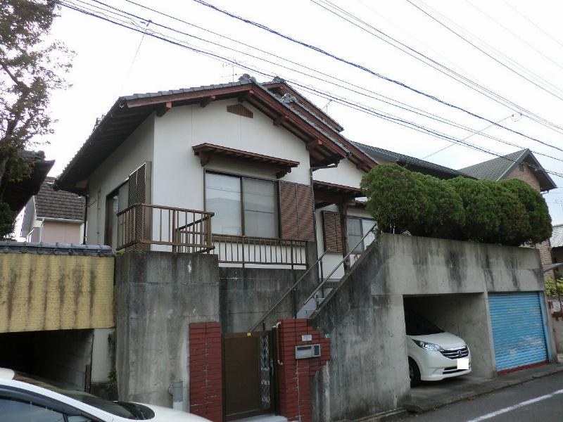 Local appearance photo. It is a detached two-story wooden