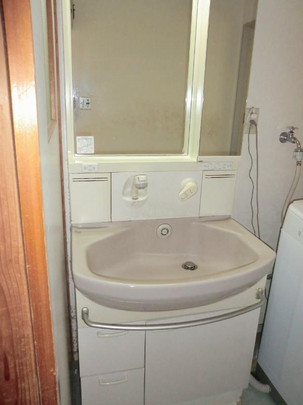 Wash basin, toilet. First floor washbasin