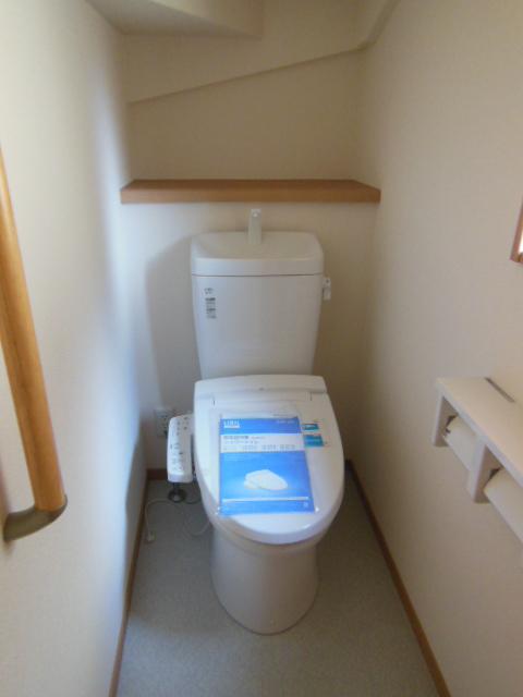 Toilet. Indoor (11 May 2013) Shooting First floor toilet