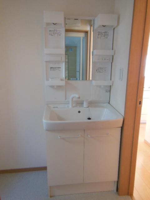 Wash basin, toilet. Indoor (11 May 2013) Shooting Washroom