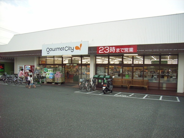 Supermarket. 713m until Gourmet City Kamishirozu store (Super)