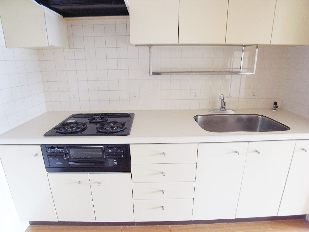 Kitchen. System kitchen adopted with a three-necked gas stove & grill