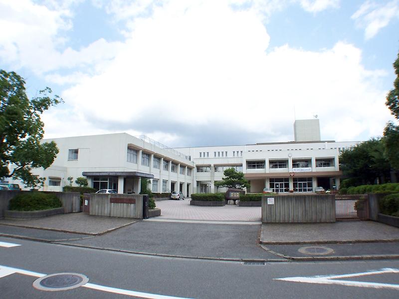 Junior high school. Kasuga to South Junior High School 1330m (17 minutes walk)