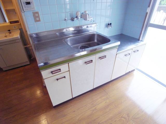 Kitchen. Two-burner gas stove is installed Allowed