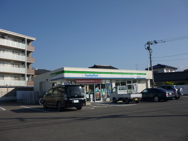 Convenience store. 300m to FamilyMart Kasuga Shimoshirouzu store (convenience store)