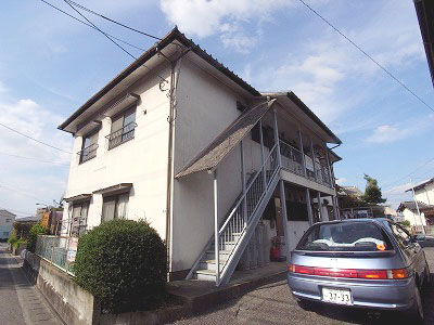 Building appearance. Elementary school nearby in a quiet residential area