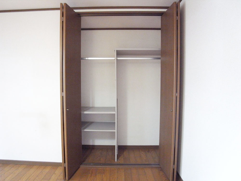 Receipt. Easy-to-use closet if there is a partition