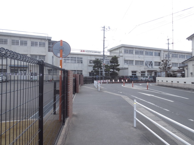 Junior high school. In Kasuga 850m to (junior high school)