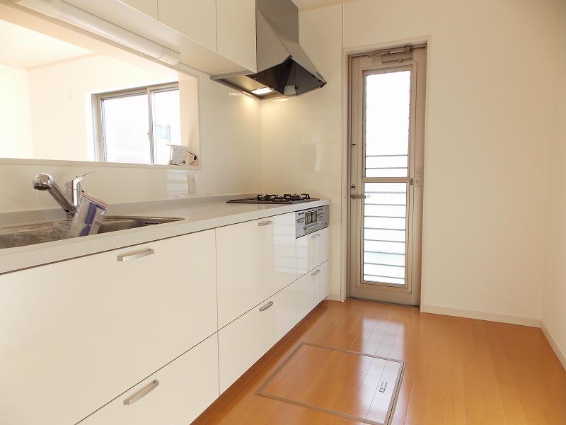 Kitchen. From the wife's point of view, It overlooks the living-dining, You can enjoy conversation with family even during cooking (* ^ _ ^ *)