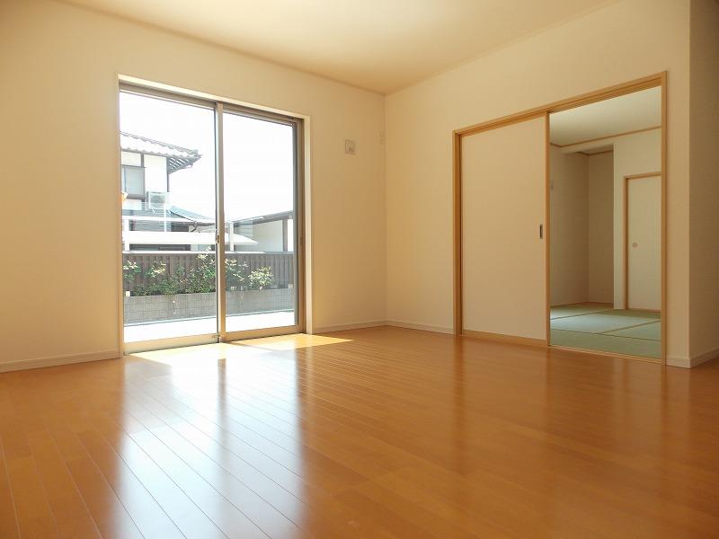 Living. LDK and the Japanese-style room is Tsuzukiai (^. ^) / ~~~ The living space of calm and close the partition door, Open and widely is transformed into open space (^_^) /  ◆ It becomes the same specification photo ◆