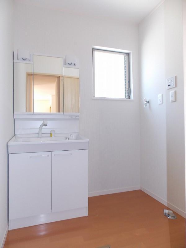 Wash basin, toilet. Washroom is bright with a window, It will also be relaxed moisture from further bath (^_^) /  ◆ It becomes the same specification photo ◆