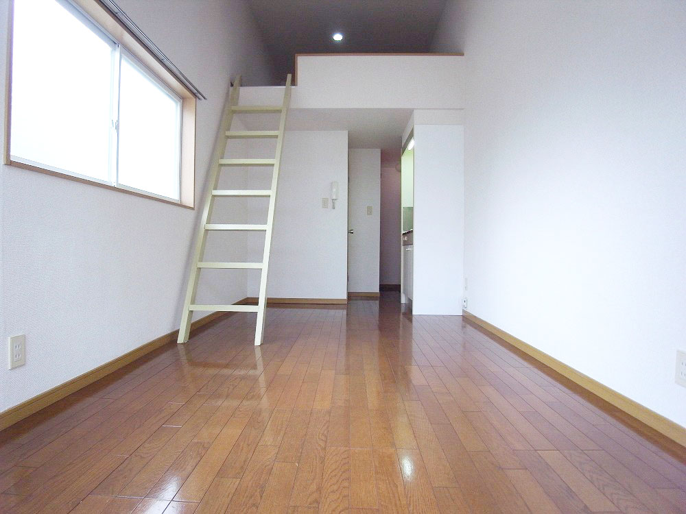 Living and room. You can use a wide room in the effective utilization of the loft