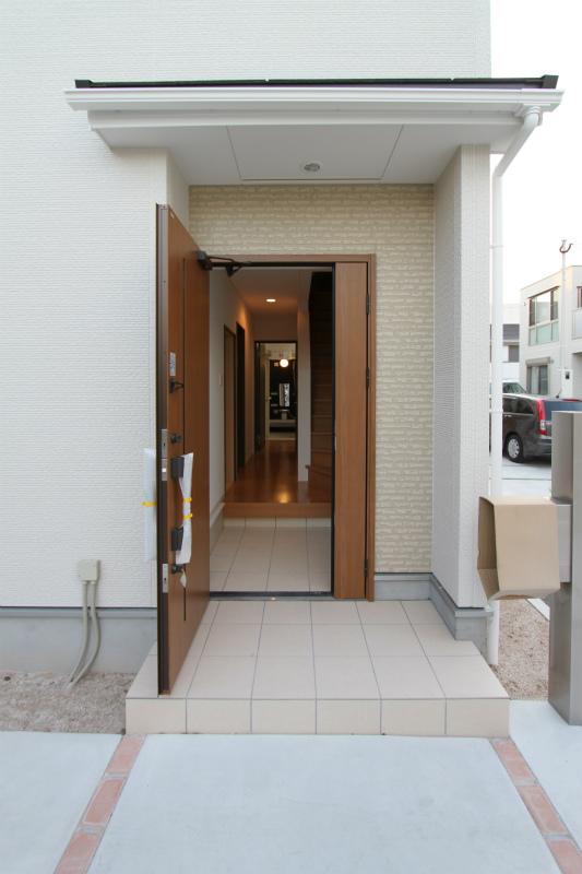 Entrance. Same specifications Photos