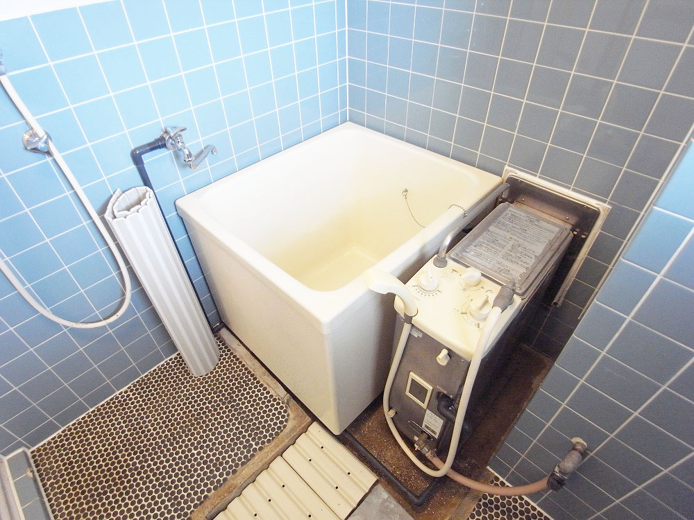 Bath. Shower & reheating function with a bath