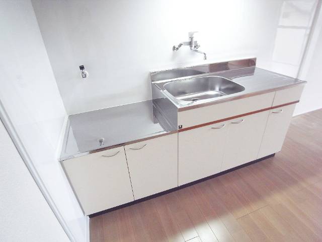 Kitchen. Makoto Makoto also hot water supply facilities in the new kitchen
