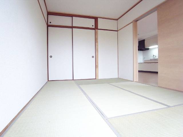 Living and room. Thing is also good to be rumbling in Japanese-style room