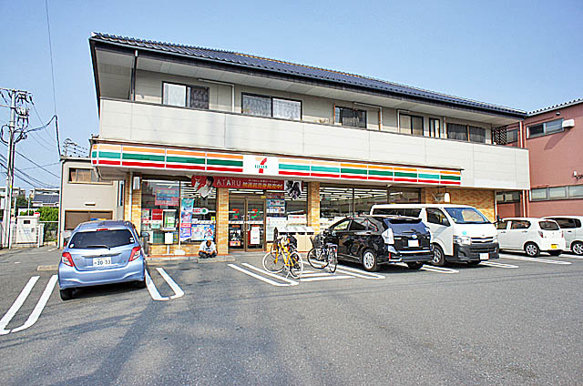 Convenience store. 150m to Seven-Eleven (convenience store)