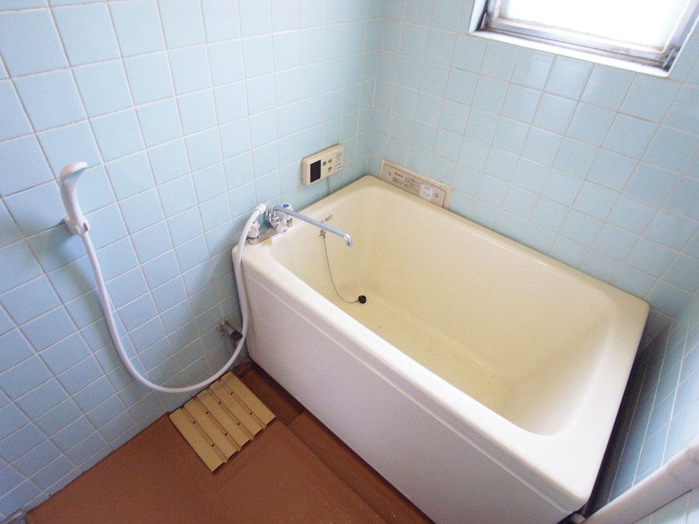 Bath. Hot water supply ・ shower ・ Bathroom with window