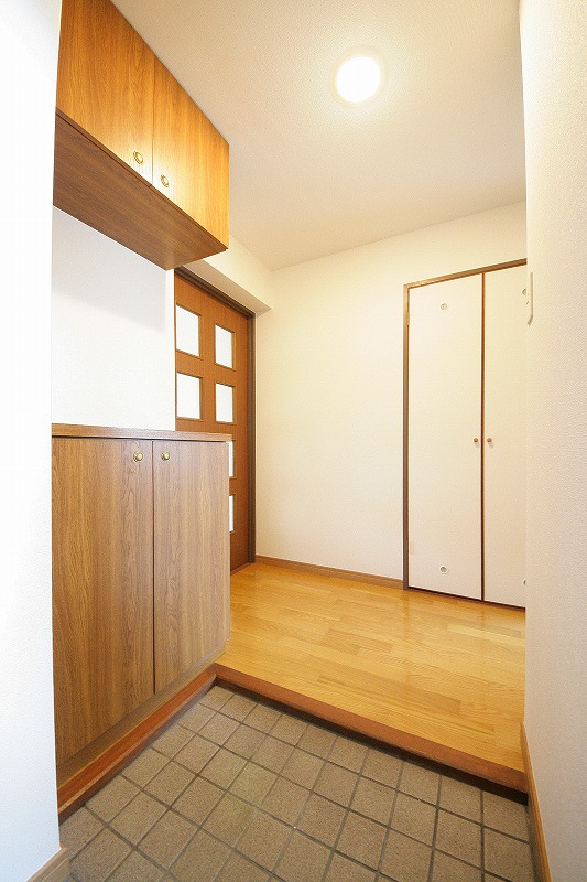 Living and room. Entrance is widely, There is also a shoe box, There is also housed in the front.