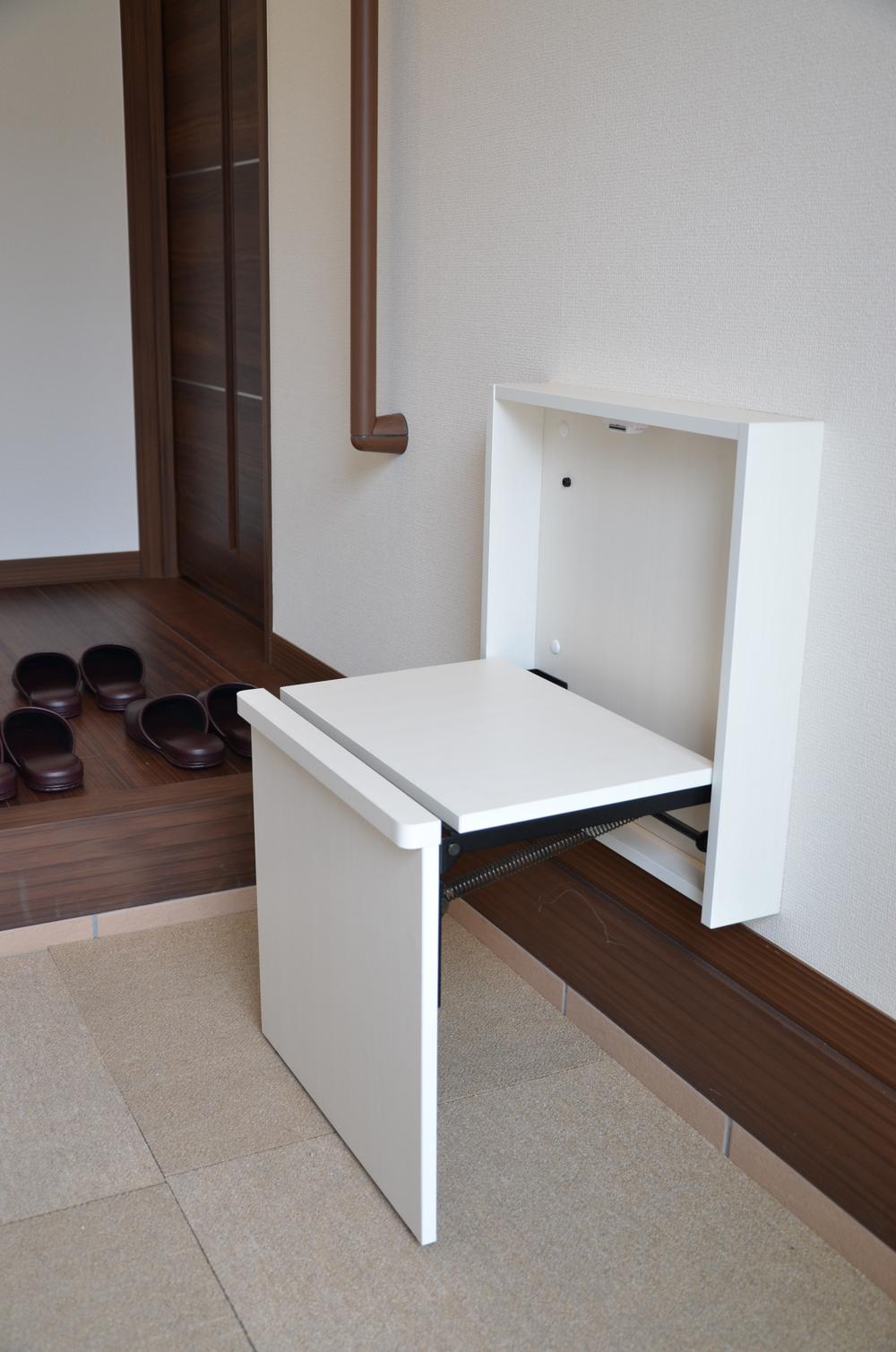 Entrance. For one and of pregnant women of our elderly, We put a bench of folding to the front door.