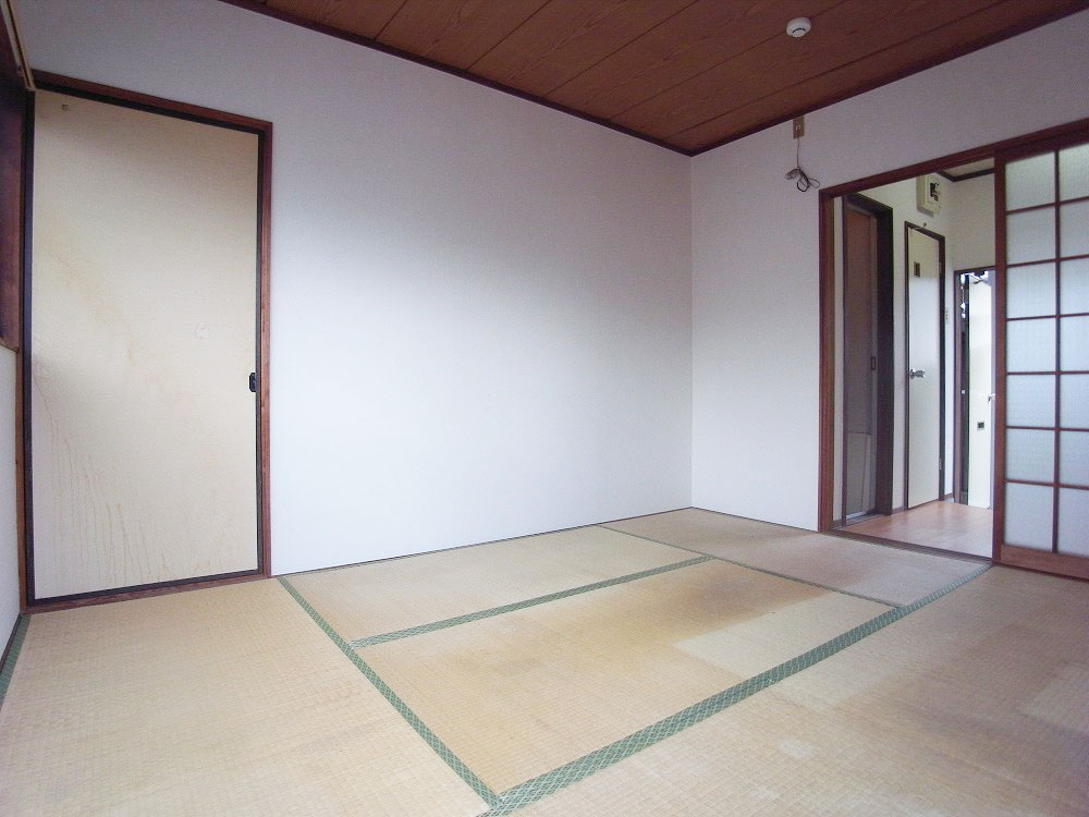 Living and room. Corner room ・ Two-sided lighting tatami will be new