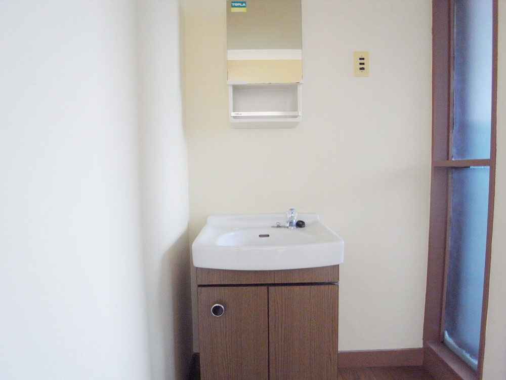 Washroom. There is also a separate wash basin