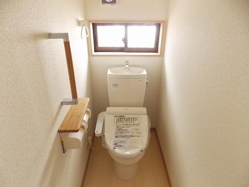 Toilet. Of course Washlet ・ Heating toilet seat is also standard equipment (^_^) /  Handrail is also attached properly! (^^)!