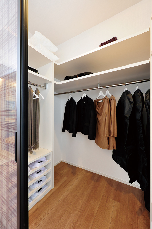 Interior.  [Walk-in closet] Adopt a comfortable walk-in style is also reinvented, etc. of each season. Since the large-capacity, Clothing, as well, Clothing Accessories and travel for the trunk, etc. You can also functionally storage.  ※ type, It depends on the living room. (Same specifications)