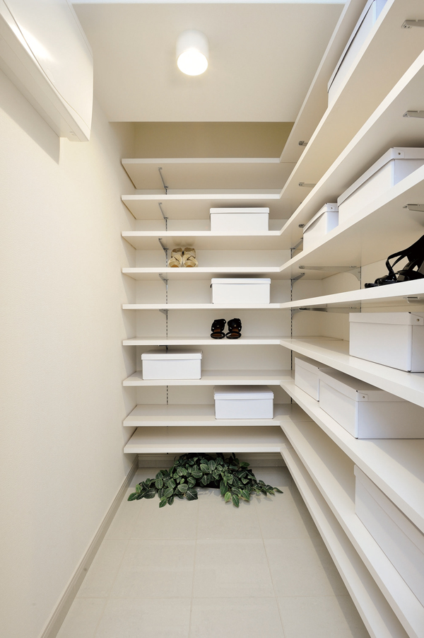 Interior.  [Shoes-in closet] The whole family of shoes, as well, Shoes-in closet of large-capacity umbrella and golf bag, etc. can also be fully accommodated.  ※ Bracket is optional. (Same specifications)