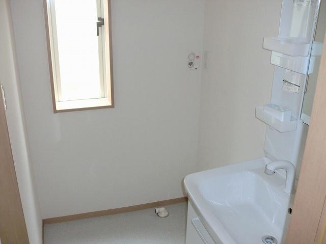 Wash basin, toilet. Washbasin with shower!