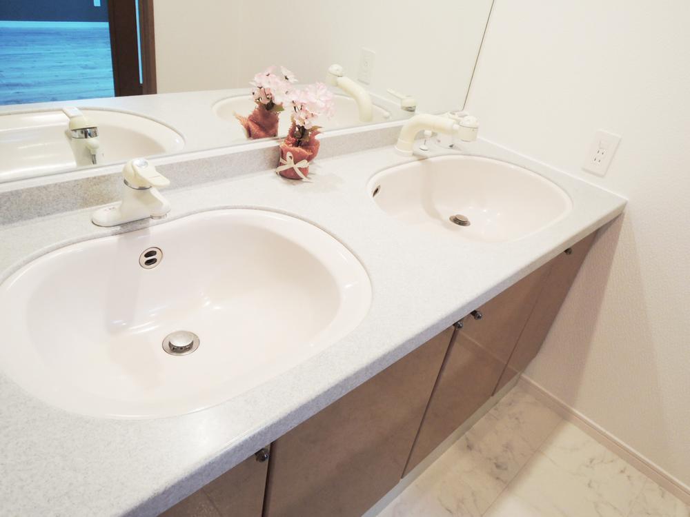 Wash basin, toilet. Washstand of hotels such build