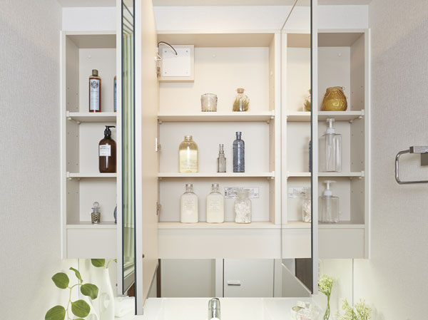 Bathing-wash room.  [Three-sided mirror housing] The back side of the vanity mirror, All three sides is plenty of storage space. Also, Use comfortable even when damp, It is with a convenient anti-fog heaters. Also we have established lower lighting shines brightly at hand.
